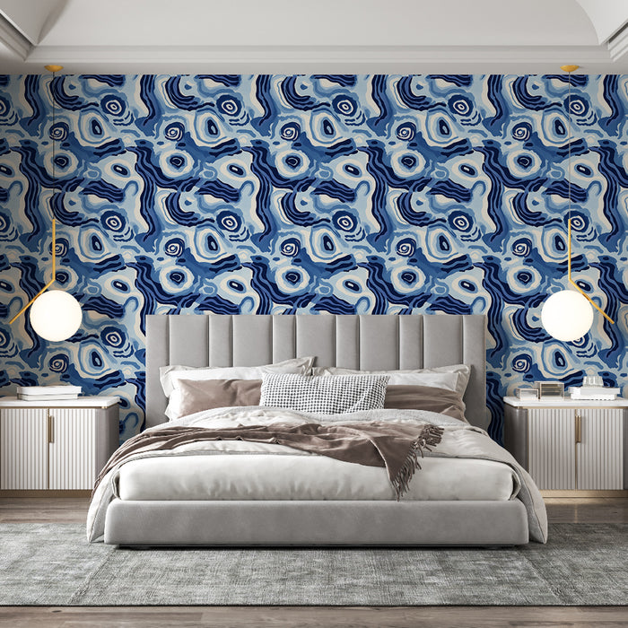 Une chambre moderne avec un papier peint abstrait aux nuances de bleu, évoquant des formes organiques et une ambiance apaisante et élégante.