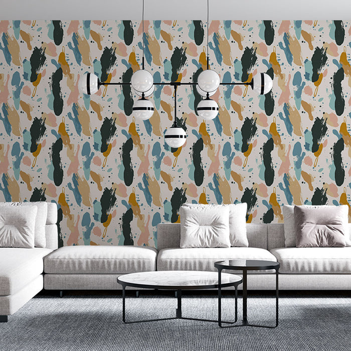 Un salon moderne avec un papier peint abstrait aux motifs colorés dans des teintes de vert, rose et doré, créant une ambiance artistique et dynamique.