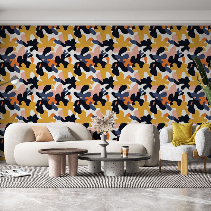 Un salon contemporain avec un papier peint abstrait aux motifs organiques dans des teintes de jaune, bleu marine, rose et orange, créant une atmosphère dynamique et chaleureuse.