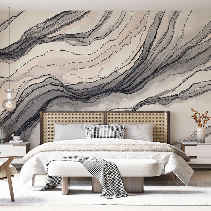 Une chambre élégante avec un papier peint abstrait aux nuances de beige et noir, évoquant des vagues fluides et une atmosphère apaisante.