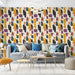 Un salon moderne avec un papier peint abstrait aux motifs colorés en bleu, orange, violet et noir sur fond clair, créant une atmosphère dynamique et artistique.