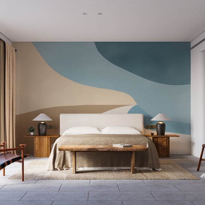 Une chambre moderne avec un papier peint abstrait aux formes ondulées dans des teintes beige et bleu, créant une atmosphère apaisante et contemporaine.
