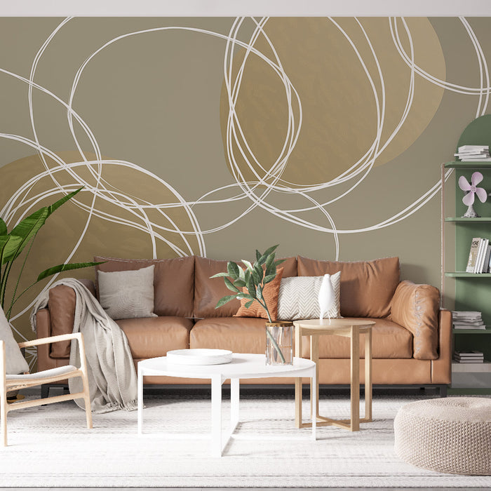Un salon moderne avec un papier peint aux formes abstraites blanches et dorées sur fond beige, créant une ambiance chaleureuse et artistique.