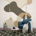 Papier peint abstrait avec formes organiques aux couleurs terreuses pour salon moderne