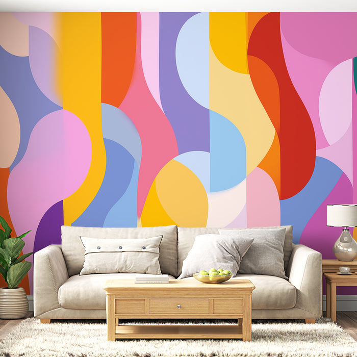 Un salon lumineux avec un papier peint abstrait aux formes ondulées et aux couleurs vives, créant une ambiance joyeuse et dynamique.