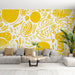 Papier peint abstrait jaune avec motifs organiques et dynamiques sur fond blanc pour salon moderne.