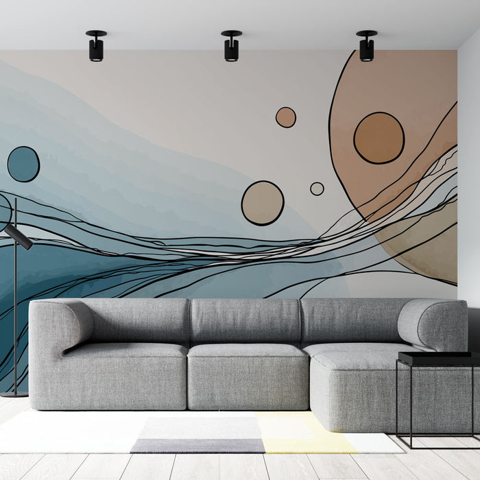 Un salon moderne avec un papier peint abstrait aux teintes douces de bleu et beige, illustrant des formes circulaires et des lignes fluides, créant une atmosphère apaisante et contemporaine.
