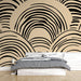 Papier peint abstrait avec motif de lignes ondulées noires sur fond beige pour chambre moderne