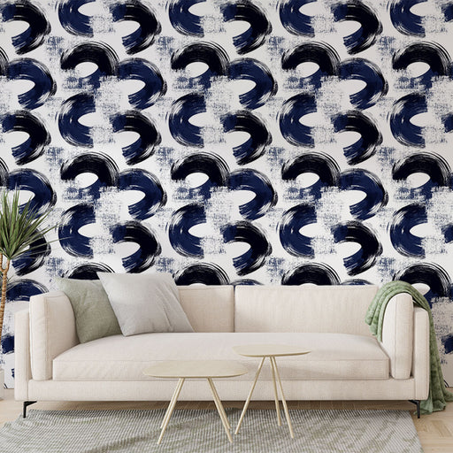 Un salon moderne avec un papier peint abstrait bleu marine et blanc aux motifs ondulés créant une ambiance dynamique et artistique.