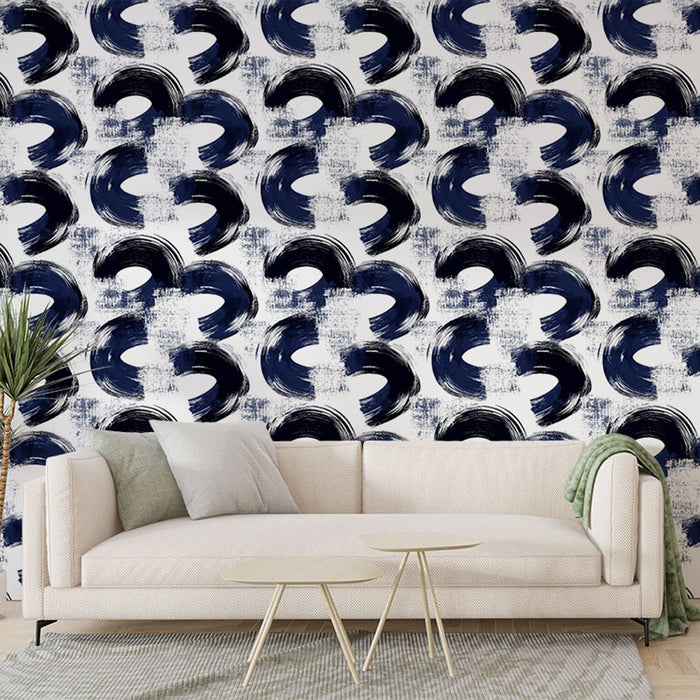 Un salon moderne avec un papier peint abstrait bleu marine et blanc aux motifs ondulés créant une ambiance dynamique et artistique.