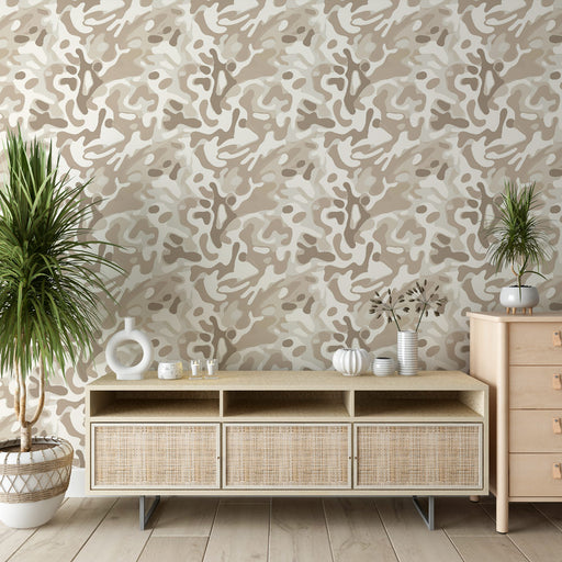 Une pièce moderne avec un papier peint aux motifs abstraits dans des tons beiges et crème, créant une ambiance douce et chaleureuse.