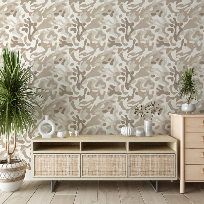 Une pièce moderne avec un papier peint aux motifs abstraits dans des tons beiges et crème, créant une ambiance douce et chaleureuse.