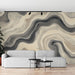Papier peint abstrait avec motif fluide en nuances de beige et noir pour salon moderne.