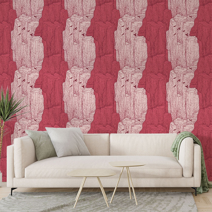 Un salon moderne avec un papier peint aux motifs abstraits dans des teintes rouge et crème, créant une ambiance chaleureuse et dynamique.