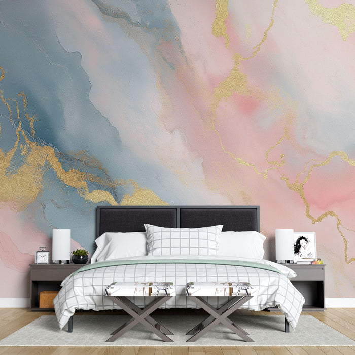 Une chambre élégante avec un papier peint aux nuances pastel de rose et bleu, rehaussé de veines dorées, créant une ambiance douce et apaisante.