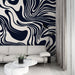 Papier peint abstrait avec motif ondulé en bleu marine et crème pour salon moderne