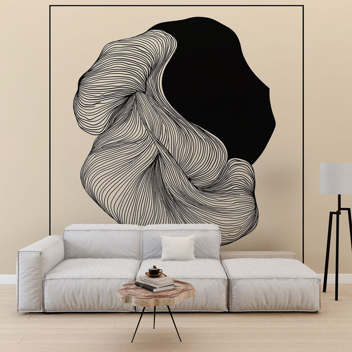 Un salon moderne avec un papier peint abstrait en noir et blanc, présentant des lignes fluides sur fond beige, créant une atmosphère artistique et élégante.