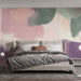 Papier peint abstrait avec motifs colorés aux nuances douces pour chambre moderne.