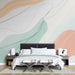 Papier peint abstrait avec motifs fluides aux teintes douces et organiques pour chambre moderne.
