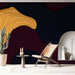 Papier peint abstrait avec motifs fluides en jaune et bordeaux sur fond noir pour salon moderne