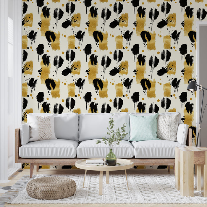 Un salon contemporain avec un papier peint abstrait aux motifs noirs et dorés sur fond clair, créant une ambiance artistique et dynamique.