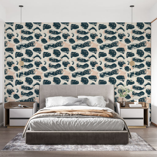 Une chambre moderne avec un papier peint abstrait aux motifs ondulés bleu marine et rose sur fond crème, créant une ambiance artistique et dynamique.