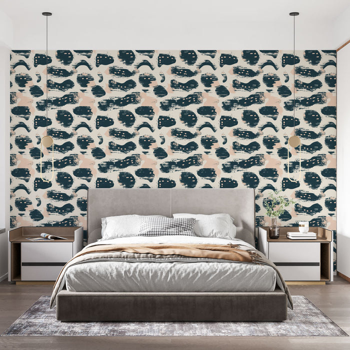 Une chambre moderne avec un papier peint abstrait aux motifs ondulés bleu marine et rose sur fond crème, créant une ambiance artistique et dynamique.