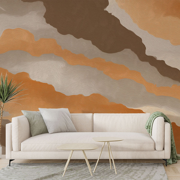 Un salon moderne avec un papier peint aux motifs ondulés dans des teintes chaudes de beige, orange et marron, créant une atmosphère accueillante et chaleureuse.