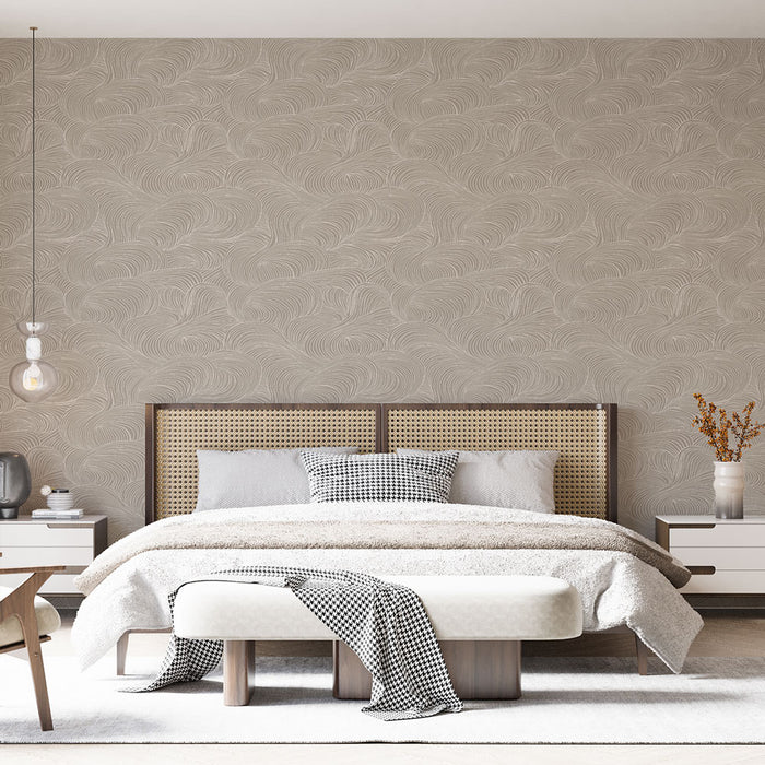 Une chambre moderne avec un papier peint texturé beige aux motifs ondulés subtils créant une atmosphère douce et apaisante.