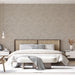 Une chambre moderne avec un papier peint texturé beige aux motifs ondulés subtils créant une atmosphère douce et apaisante.