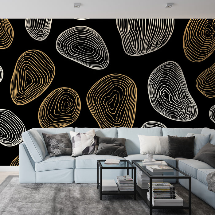 Un salon contemporain avec un papier peint abstrait noir orné de formes ondulées dorées et blanches, créant une atmosphère élégante et dynamique.
