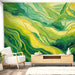 Papier peint abstrait avec motifs ondulés en vert et jaune pour salon moderne.