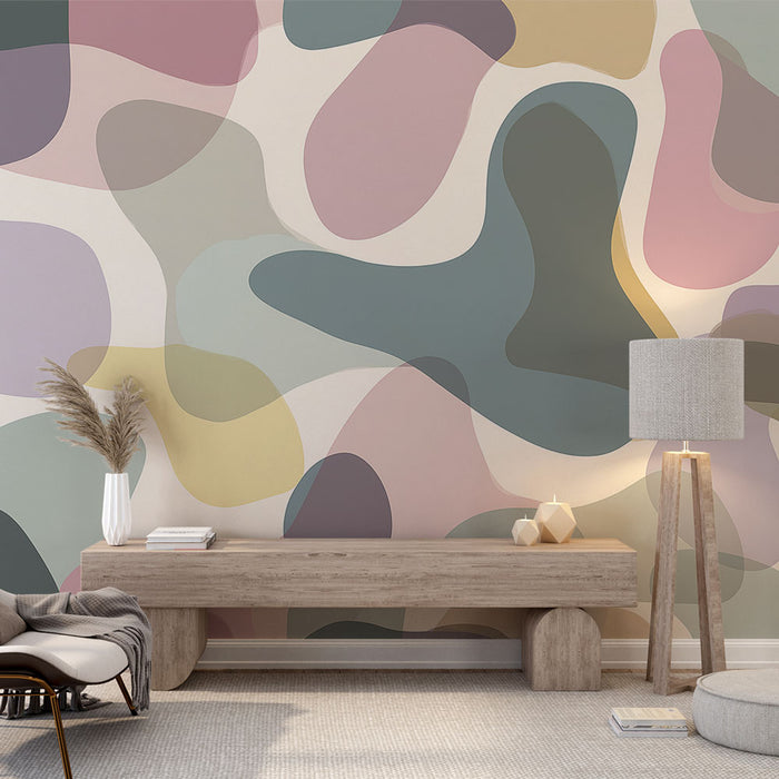 Une pièce moderne avec un papier peint abstrait aux formes organiques et aux teintes douces de rose, vert et beige, créant une atmosphère apaisante et artistique.