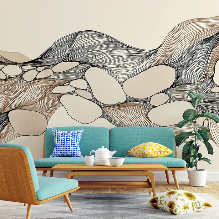 Un salon moderne avec un papier peint abstrait aux lignes noires et aux formes organiques évoquant une ambiance artistique et dynamique.