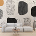 Papier peint abstrait avec motifs organiques en noir, beige et blanc pour salon moderne.