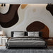 Papier peint abstrait avec motifs organiques en tons terreux pour chambre moderne