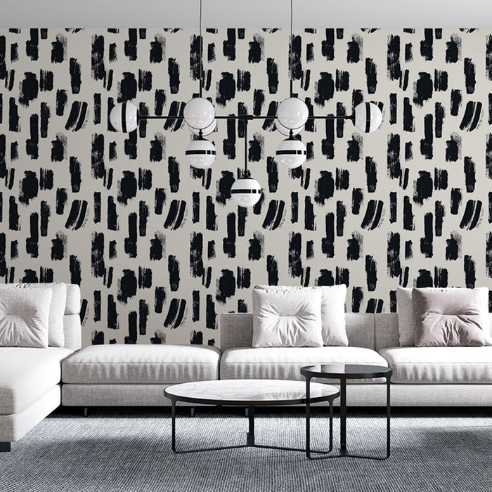 Un salon moderne avec un papier peint abstrait noir et beige aux motifs de coups de pinceau, créant une ambiance artistique et dynamique.