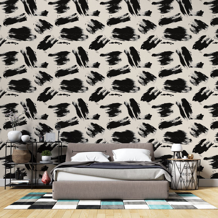 Une chambre moderne avec un papier peint abstrait beige et noir, aux motifs de coups de pinceau, créant une atmosphère artistique et dynamique.