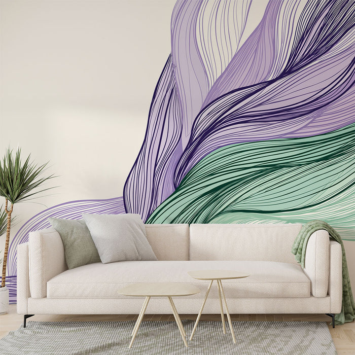 Une pièce moderne avec un papier peint abstrait aux lignes fluides dans des teintes de violet et de vert, créant une ambiance artistique et apaisante.