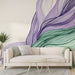 Une pièce moderne avec un papier peint abstrait aux lignes fluides dans des teintes de violet et de vert, créant une ambiance artistique et apaisante.