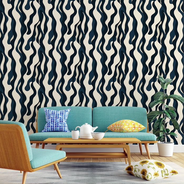 Un salon moderne avec un papier peint abstrait aux motifs ondulés bleu marine sur fond crème, créant une ambiance dynamique et élégante.