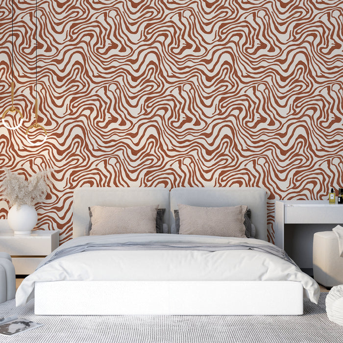 Une chambre moderne avec un papier peint aux motifs ondulés marron sur fond clair, créant une ambiance chaleureuse et dynamique.
