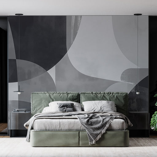 Une chambre moderne avec un papier peint abstrait en nuances de gris et de noir, créant une atmosphère élégante et contemporaine.