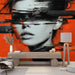 Papier peint abstrait moderne avec portrait et touches de couleurs vives pour salon contemporain