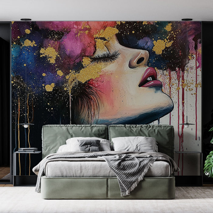 Papier peint abstrait avec visage féminin et éclats colorés pour chambre moderne.