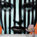 Papier peint abstrait visage stylisé avec rayures audacieuses et fond orange vibrant pour décoration murale moderne