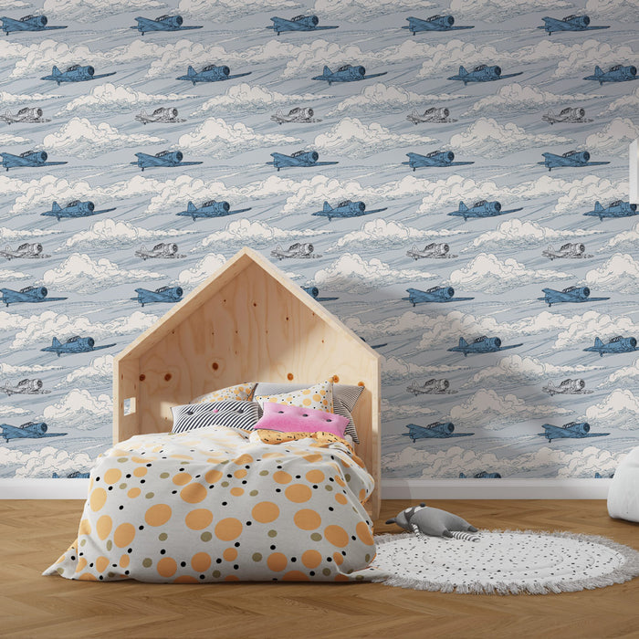 Une chambre enfantine avec un papier peint illustrant des avions vintage sur fond bleu clair, créant une ambiance ludique et aérienne.