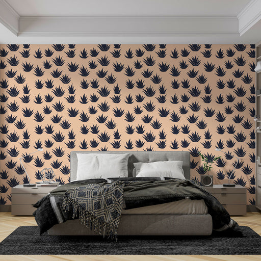 Une chambre moderne avec un papier peint aux motifs de feuilles noires sur fond pêche, créant une atmosphère chaleureuse et accueillante.