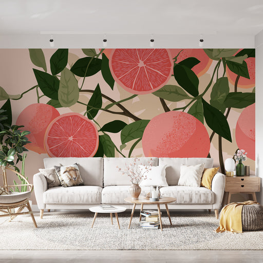Un salon lumineux avec un papier peint tropical illustrant de grandes pêches roses entourées de feuillage vert, créant une ambiance fraîche et accueillante.