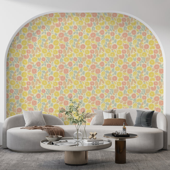 Un salon contemporain avec un papier peint aux motifs de fruits colorés sur fond jaune, créant une ambiance joyeuse et estivale.